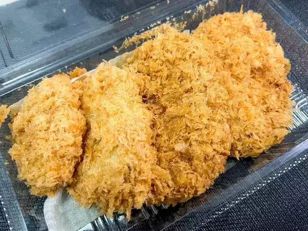 惣菜パックの『蓋』に輪ゴムをかけて…　パタンと閉まらないお皿の代用品が完成！【家事テク4選】
