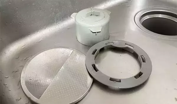 「「かなりスッキリした」　“空ボトル”が排水口掃除で大活躍」の画像