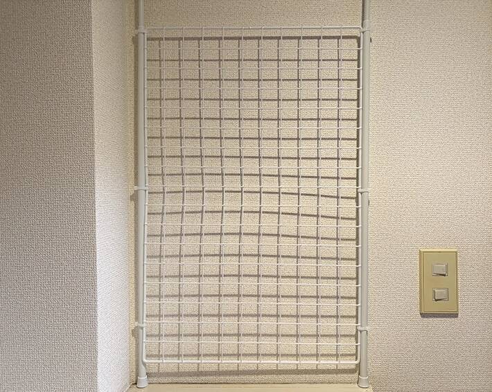 玄関につっぱり棒を設置！　5分で作れる『壁掛け収納』がこちら