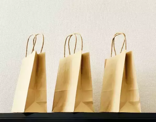 「紙袋の底に『穴』を開けて…　まさかの活用法に「その手があったか」【活用法4選】」の画像