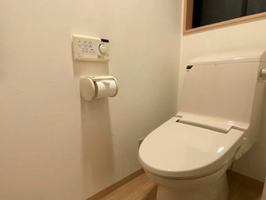 トイレの壁に『つっぱり棒』を密着！　隙間にブックエンドを挟むと？【収納4選】