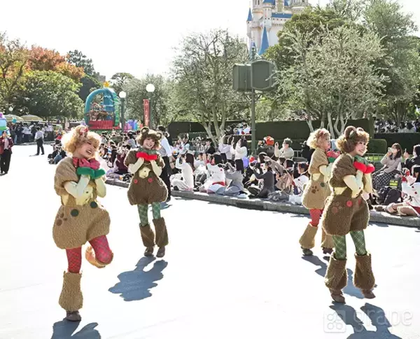 「【感想】ディズニーランドの新クリスマスパレード　フロートに書かれた文字を読んでみると…」の画像