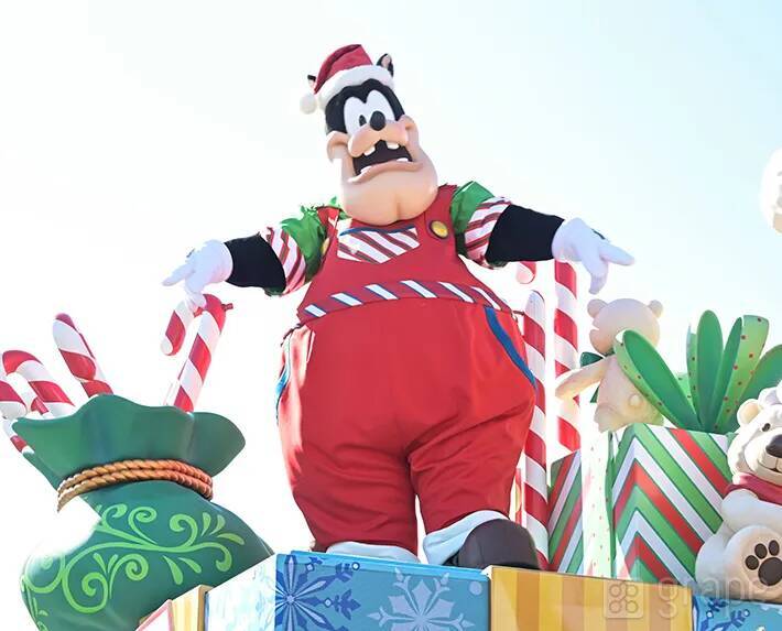 【感想】ディズニーランドの新クリスマスパレード　フロートに書かれた文字を読んでみると…