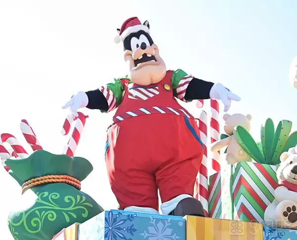 「【感想】ディズニーランドの新クリスマスパレード　フロートに書かれた文字を読んでみると…」の画像