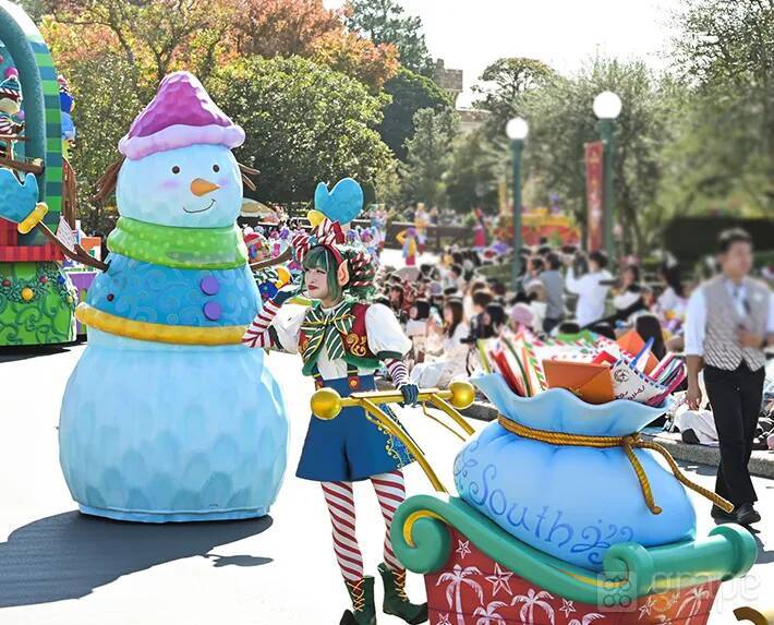 【感想】ディズニーランドの新クリスマスパレード　フロートに書かれた文字を読んでみると…