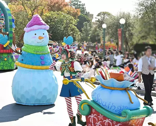 「【感想】ディズニーランドの新クリスマスパレード　フロートに書かれた文字を読んでみると…」の画像