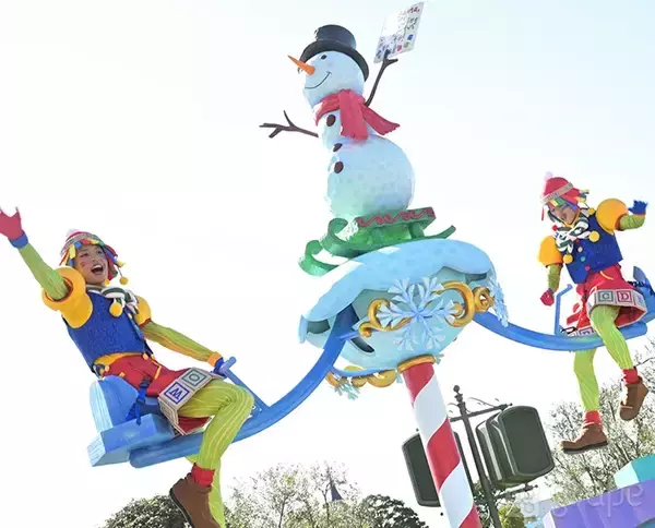 「【感想】ディズニーランドの新クリスマスパレード　フロートに書かれた文字を読んでみると…」の画像