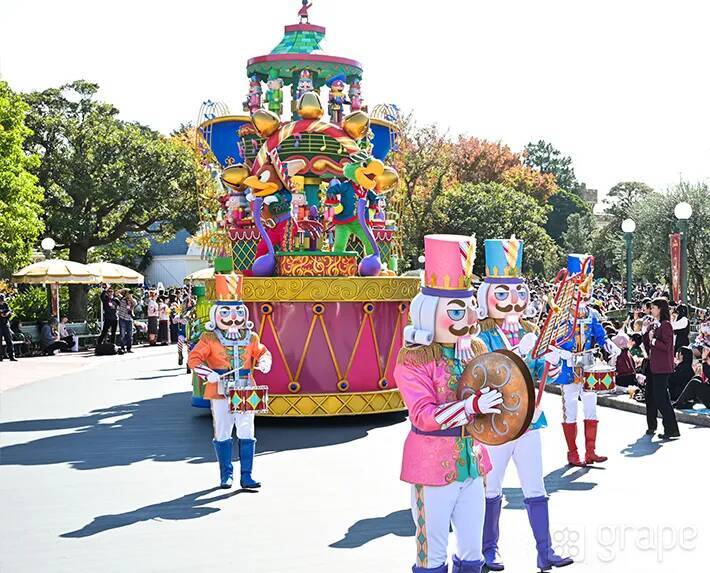 【感想】ディズニーランドの新クリスマスパレード　フロートに書かれた文字を読んでみると…