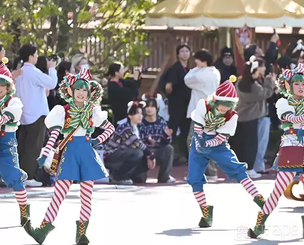 「【感想】ディズニーランドの新クリスマスパレード　フロートに書かれた文字を読んでみると…」の画像