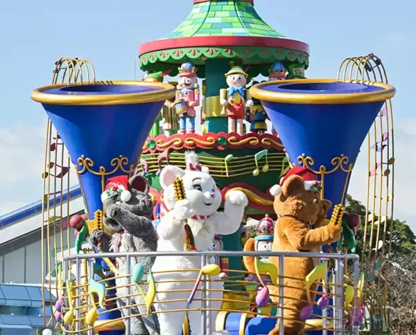 「【感想】ディズニーランドの新クリスマスパレード　フロートに書かれた文字を読んでみると…」の画像