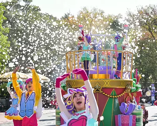 「【感想】ディズニーランドの新クリスマスパレード　フロートに書かれた文字を読んでみると…」の画像