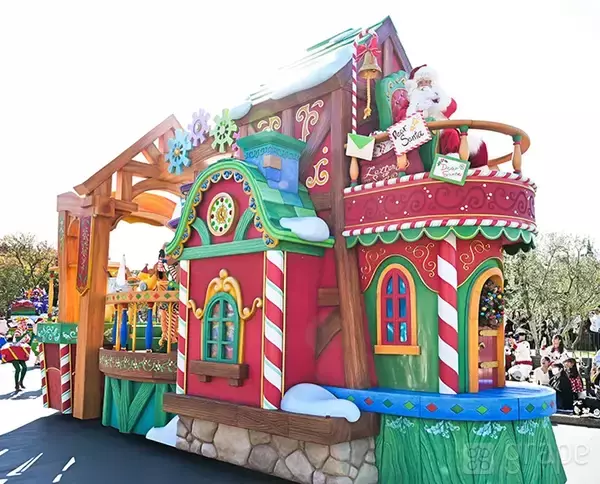「【感想】ディズニーランドの新クリスマスパレード　フロートに書かれた文字を読んでみると…」の画像