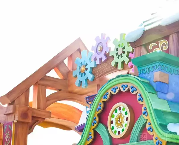 「【感想】ディズニーランドの新クリスマスパレード　フロートに書かれた文字を読んでみると…」の画像