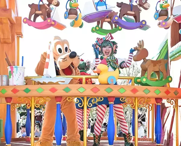 「【感想】ディズニーランドの新クリスマスパレード　フロートに書かれた文字を読んでみると…」の画像