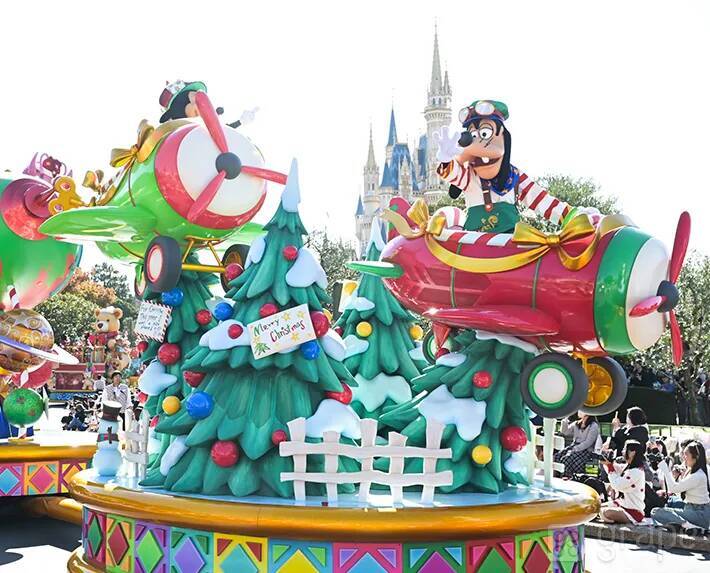 【感想】ディズニーランドの新クリスマスパレード　フロートに書かれた文字を読んでみると…