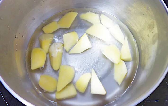 サツマイモと一緒に煮たのは…？　できた一品が「おかずにピッタリ！」