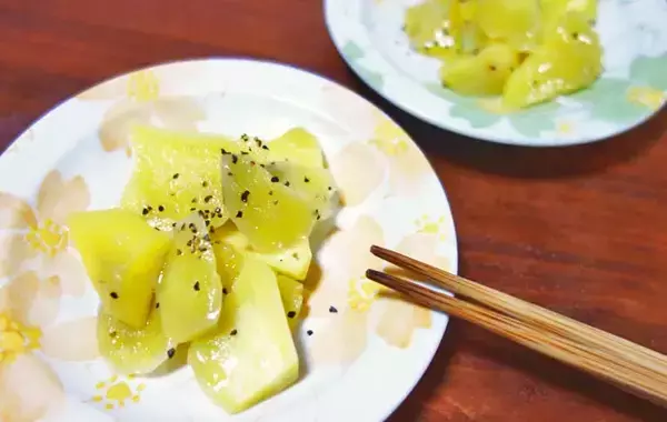 「サツマイモと一緒に煮たのは…？　できた一品が「おかずにピッタリ！」」の画像