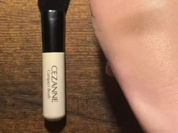 ポーチに忍ばせてササッとお直しも　440円の『コンパクトブラシ』を実際に使ってみたら？