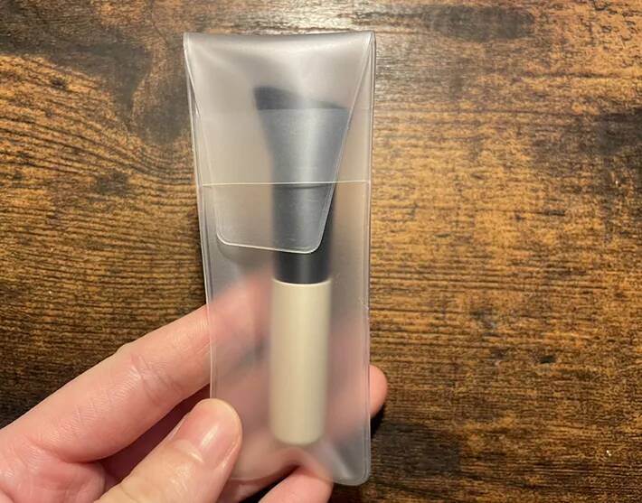 ポーチに忍ばせてササッとお直しも　440円の『コンパクトブラシ』を実際に使ってみたら？