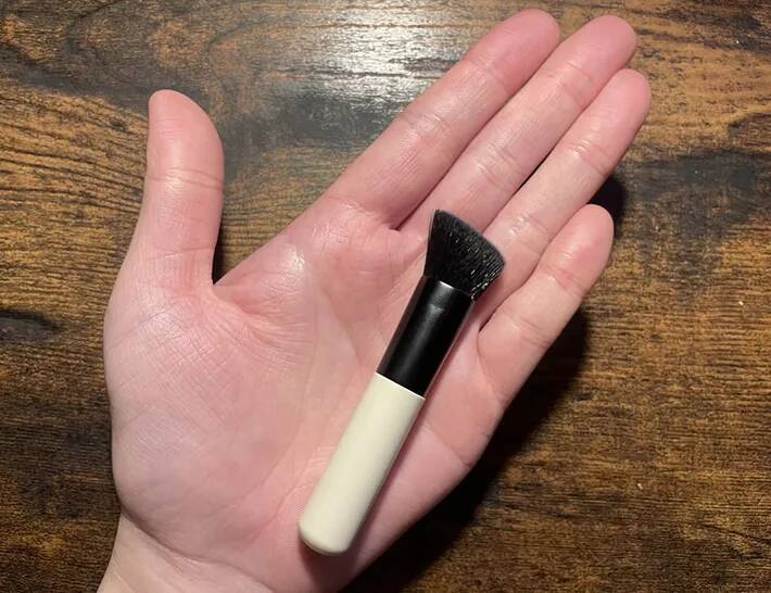 ポーチに忍ばせてササッとお直しも　440円の『コンパクトブラシ』を実際に使ってみたら？