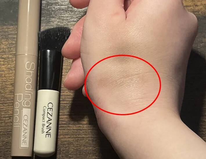 ポーチに忍ばせてササッとお直しも　440円の『コンパクトブラシ』を実際に使ってみたら？