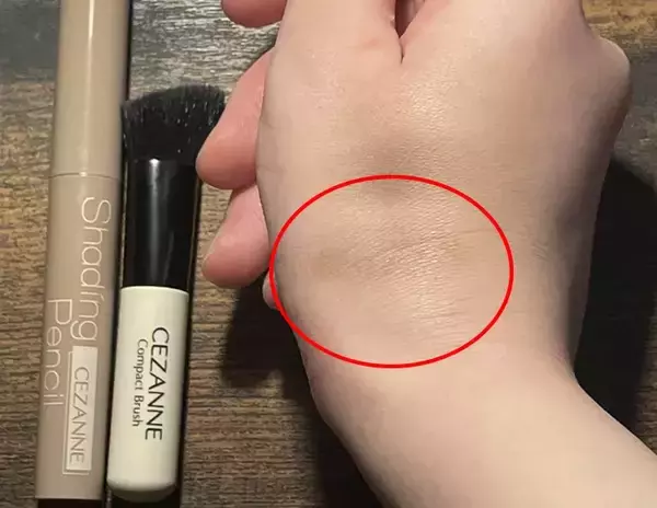 「ポーチに忍ばせてササッとお直しも　440円の『コンパクトブラシ』を実際に使ってみたら？」の画像