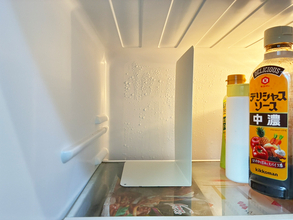 冷蔵庫がパンパンの時はブックエンドを使う！　収納アイディアに「救世主すぎる！」