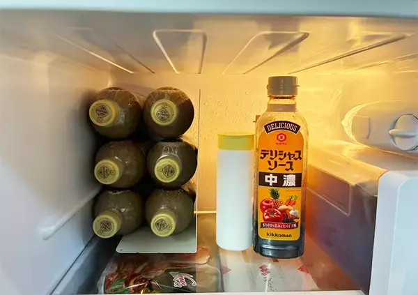 「冷蔵庫がパンパンの時はブックエンドを使う！　収納アイディアに「救世主すぎる！」」の画像