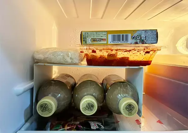 「冷蔵庫がパンパンの時はブックエンドを使う！　収納アイディアに「救世主すぎる！」」の画像