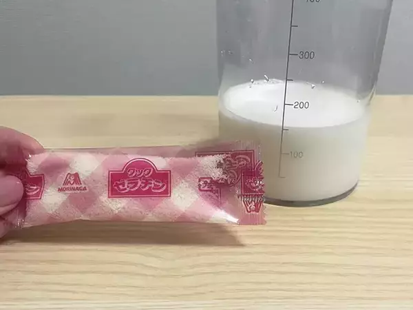 「牛乳がクリームのような質感に？　簡単デザートを作るアイディアに「ティラミス風！」「フワフワだ」」の画像