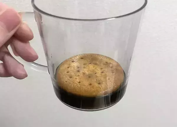 「牛乳がクリームのような質感に？　簡単デザートを作るアイディアに「ティラミス風！」「フワフワだ」」の画像