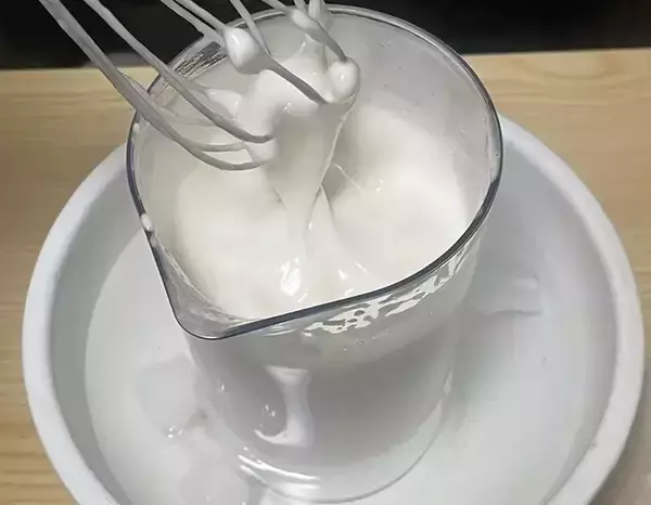 「牛乳がクリームのような質感に？　簡単デザートを作るアイディアに「ティラミス風！」「フワフワだ」」の画像