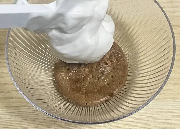 牛乳がクリームのような質感に？　簡単デザートを作るアイディアに「ティラミス風！」「フワフワだ」