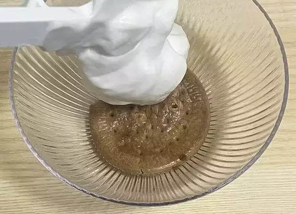 「牛乳がクリームのような質感に？　簡単デザートを作るアイディアに「ティラミス風！」「フワフワだ」」の画像