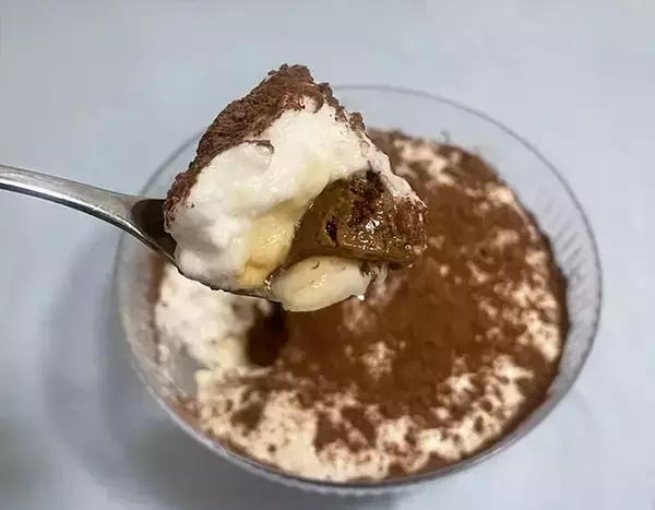 「牛乳がクリームのような質感に？　簡単デザートを作るアイディアに「ティラミス風！」「フワフワだ」」の画像