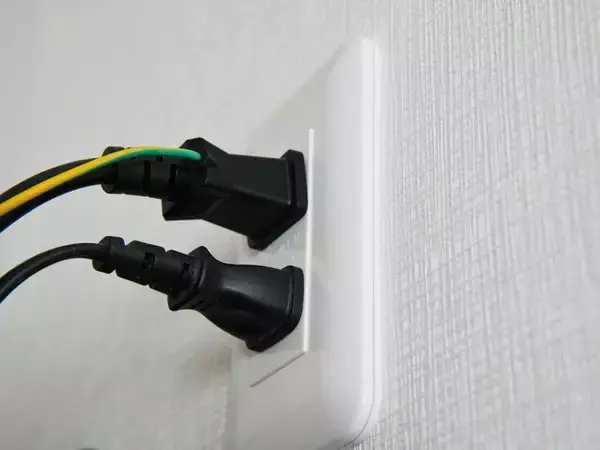 100均の『ワイヤーネット』を壁に設置　邪魔な充電コードがスッキリ片づく収納テク【スペース活用術4選】