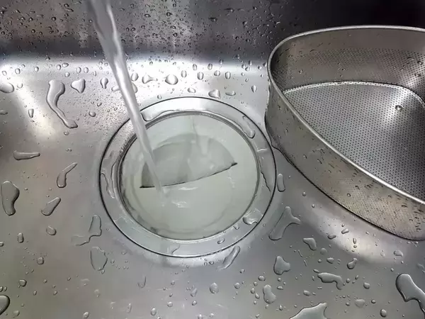 三角コーナーを卒業？　100均アイテムに「やってみたい」「使って納得」【暮らしの工夫4選】