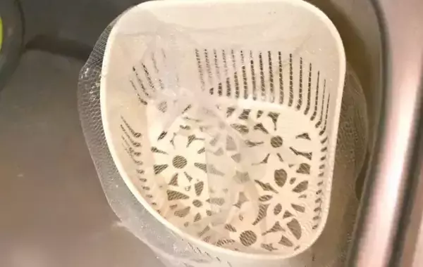 「三角コーナーを卒業？　100均アイテムに「やってみたい」「使って納得」【暮らしの工夫4選】」の画像