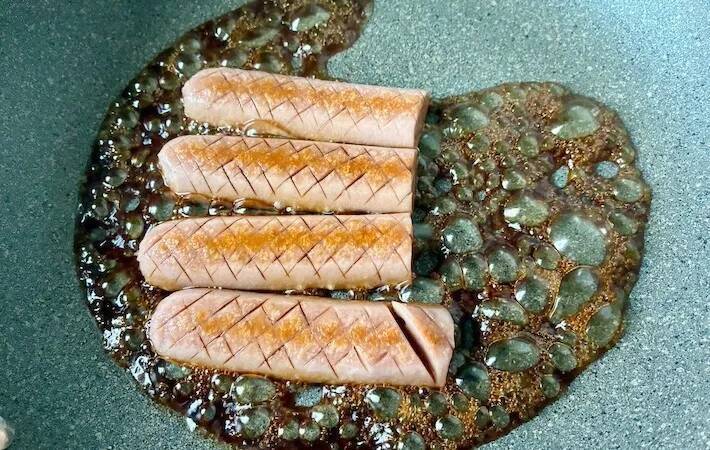 魚肉ソーセージが『高級料理』に… ご飯にのせると「箸がすすむ」「外カリッ、中ふっくら」