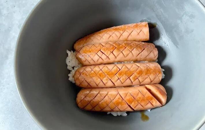 魚肉ソーセージが『高級料理』に… ご飯にのせると「箸がすすむ」「外カリッ、中ふっくら」