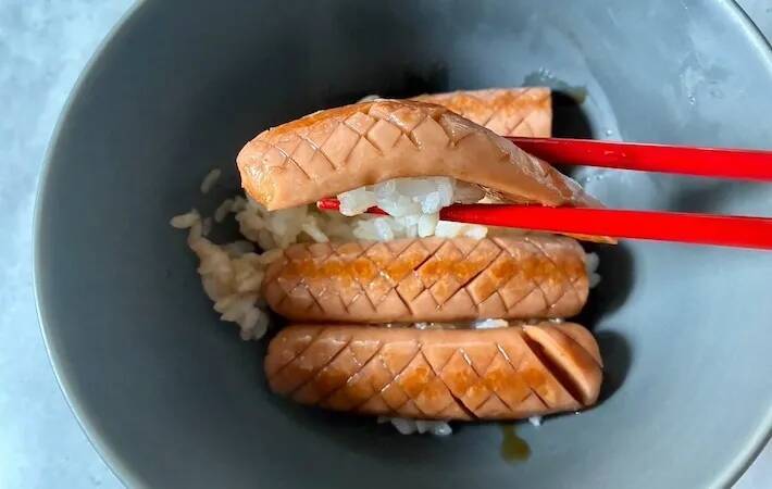 魚肉ソーセージが『高級料理』に… ご飯にのせると「箸がすすむ」「外カリッ、中ふっくら」