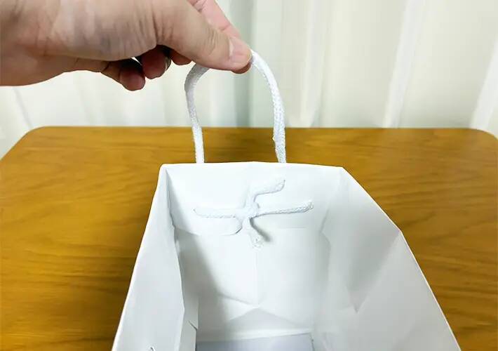 余ってる紙袋の両サイドに穴を開けると…　5分で作れる『取っ手つきボックス』が収納で活躍