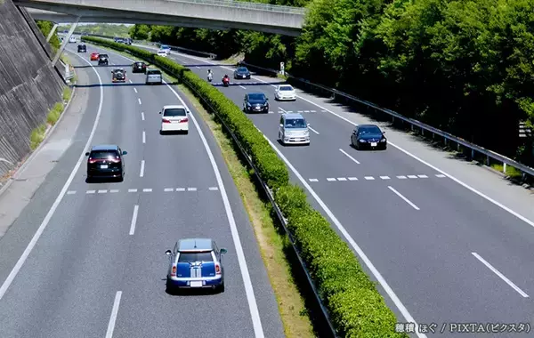「「あそこでどうやって手入れしてるの？」　高速道路に植木がある理由」の画像