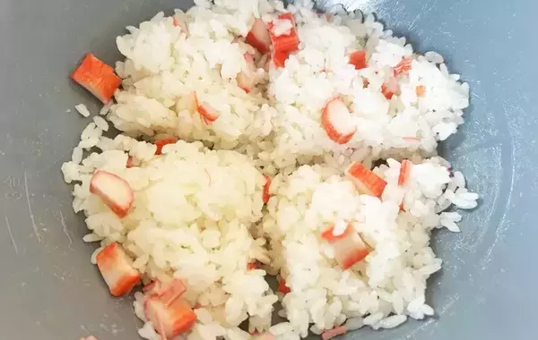 「カニカマを小さく切って…？　できた朝ご飯に、子供「明日もこれがいい！」【節約レシピ】」の画像