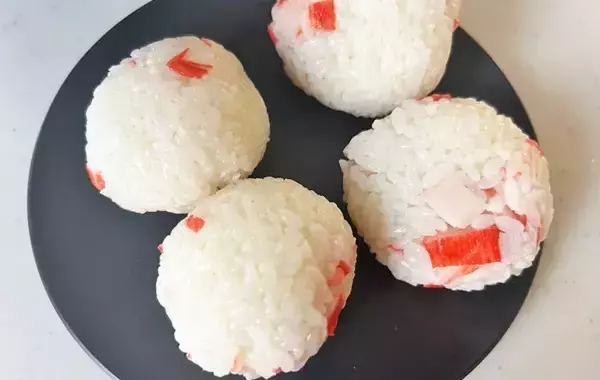 「カニカマを小さく切って…？　できた朝ご飯に、子供「明日もこれがいい！」【節約レシピ】」の画像