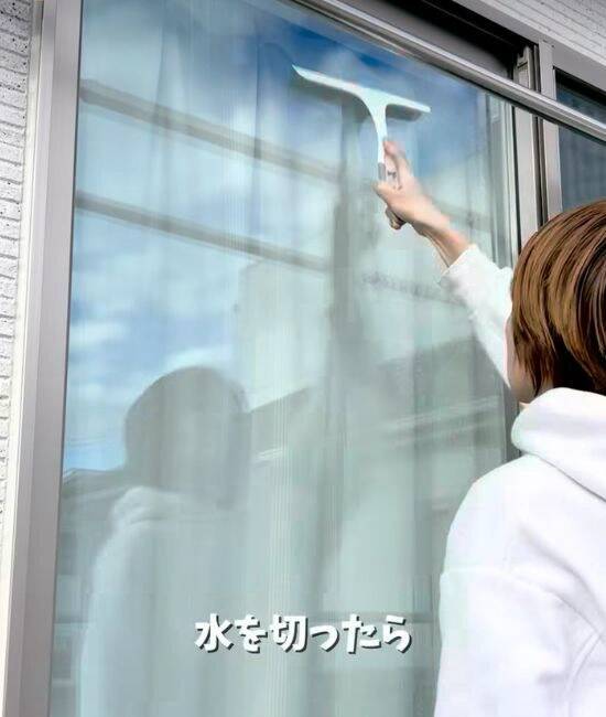 「寒くてもこれならできる」　100円アイテムで窓がピカピカに！「爆速すぎ」「最高」