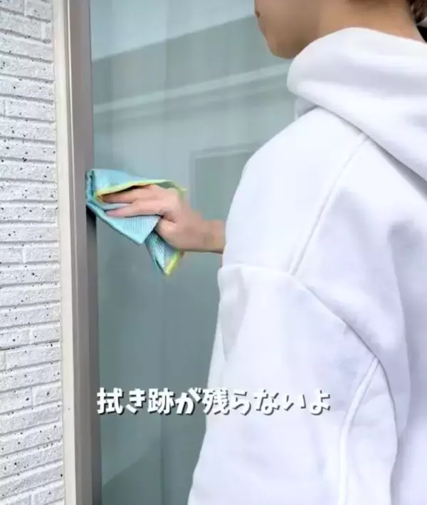 「「寒くてもこれならできる」　100円アイテムで窓がピカピカに！「爆速すぎ」「最高」」の画像