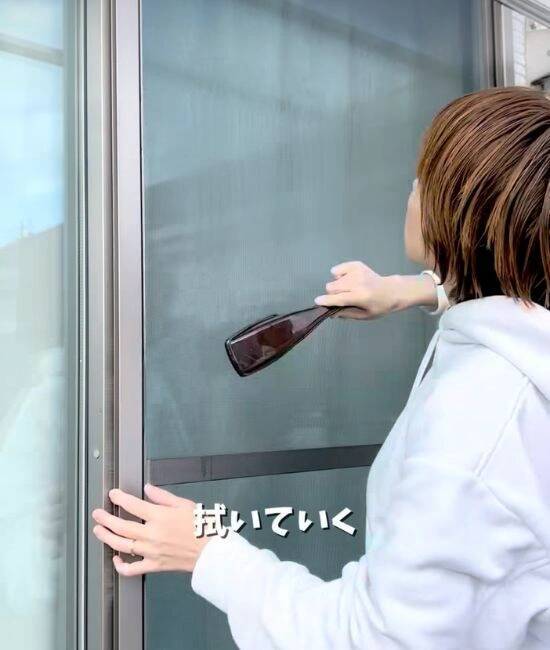 「寒くてもこれならできる」　100円アイテムで窓がピカピカに！「爆速すぎ」「最高」