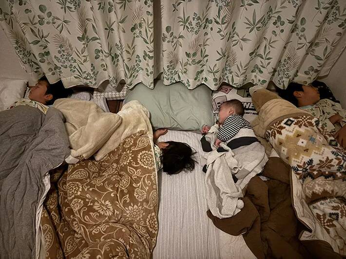 「トイレから戻ると、あら不思議」　４兄弟の１枚に「共感しかない」「尊い光景」