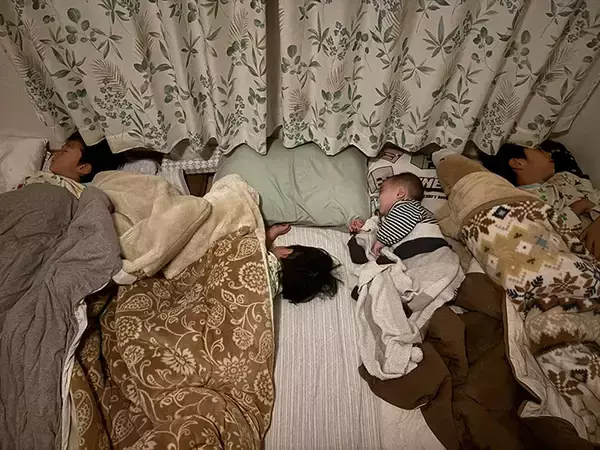 「「トイレから戻ると、あら不思議」　４兄弟の１枚に「共感しかない」「尊い光景」」の画像